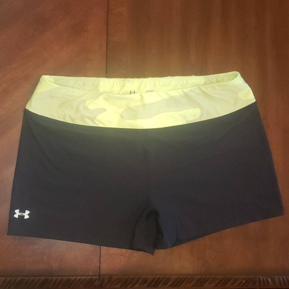 Womans Under Armour fitted shorts Large